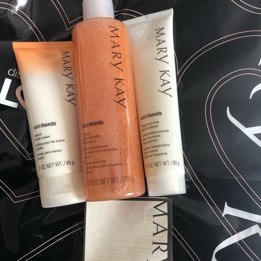 Never been used Mary Kay Peach Satin Hands Set 🍑